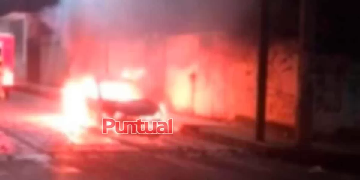 En Chiautzingo, policías frustran linchamient0 de 4 sujetos; pobladores queman autos
