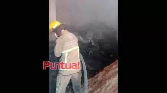 En Texmelucan, bomberos atienden incendio de una bodega de zacate