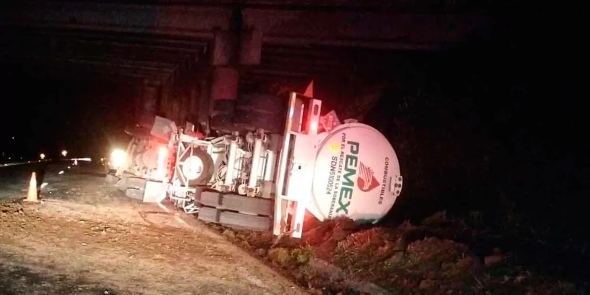 Pipa con 60 mil litros de Diésel volcó en la autopista México-Tuxpan
