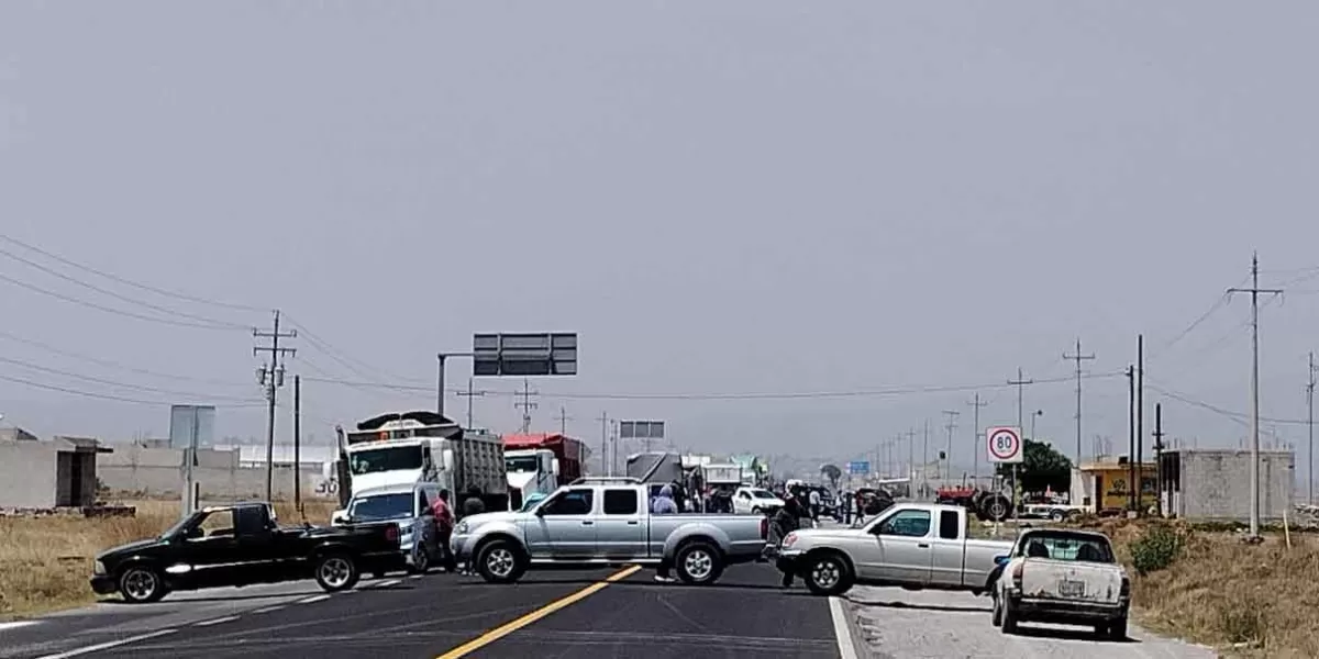 Productores de Ocotepec bloquean carretera, exigen alto a los cañones antigranizo