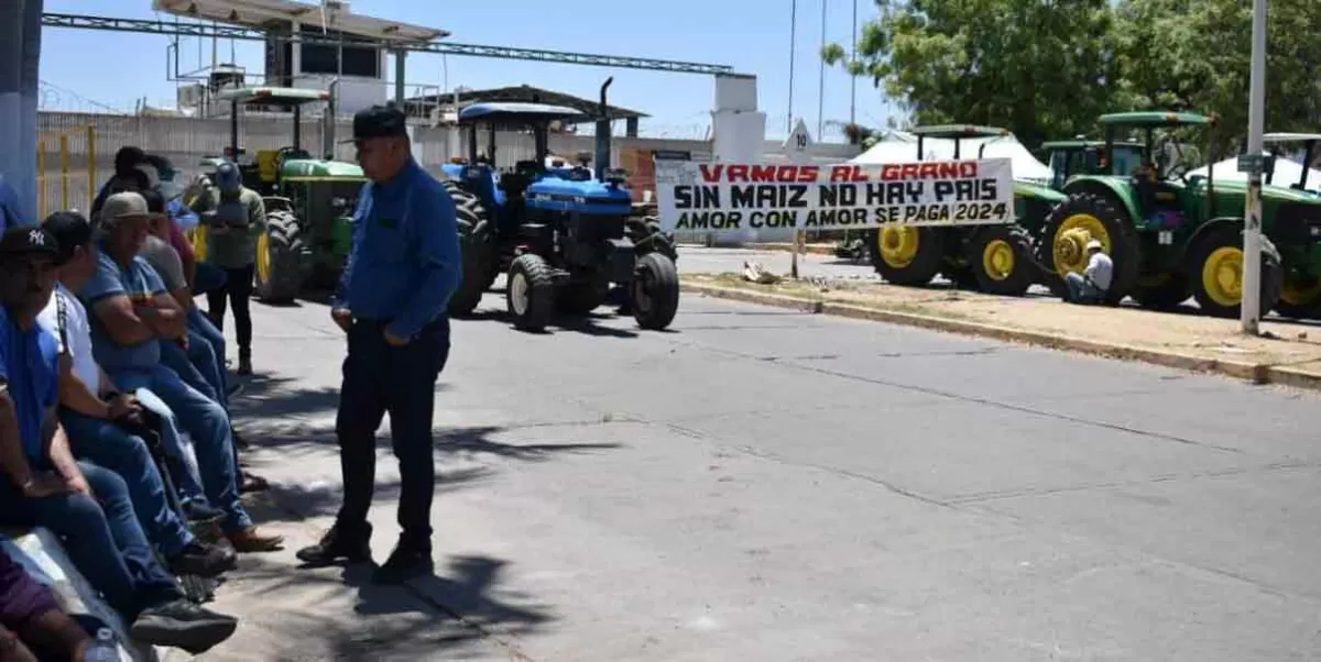Reabren productores de maíz la circulación en tramos carreteros bloqueados en Sinaloa