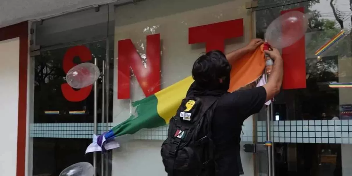 Activistas LGBT vandalizan oficinas del Sindicato del Infonavit