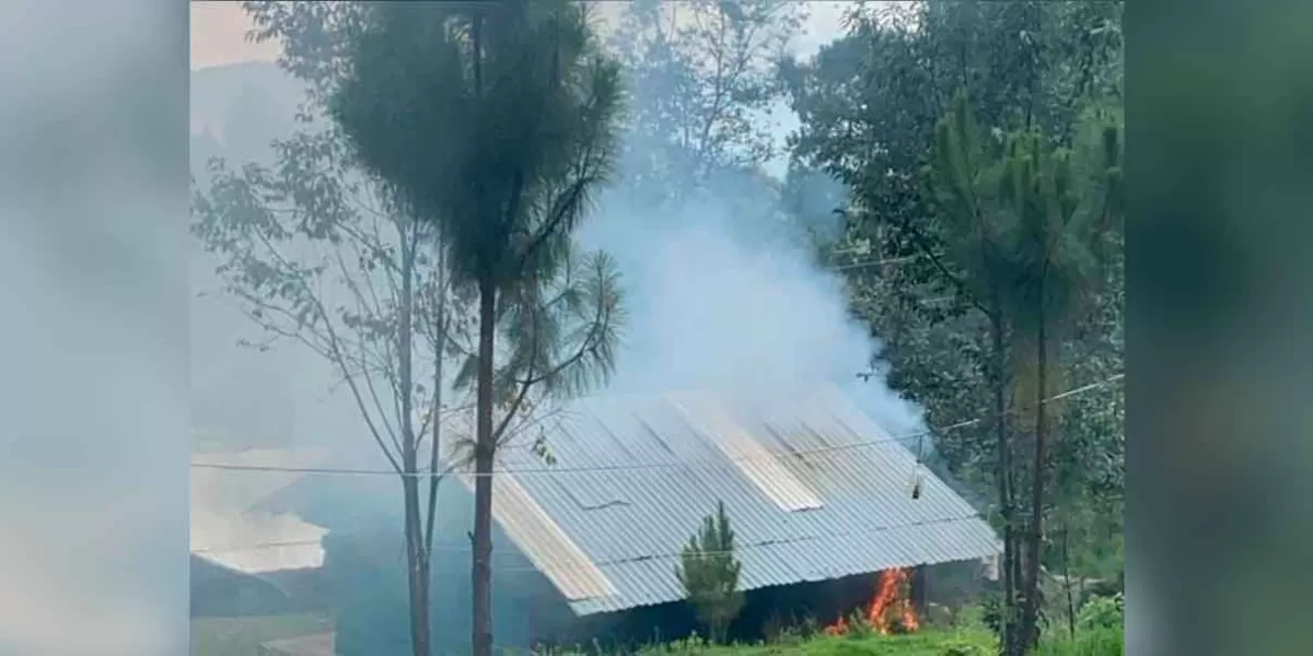Ahora incendian casas de habitantes de Lázaro Cárdenas en Oaxaca
