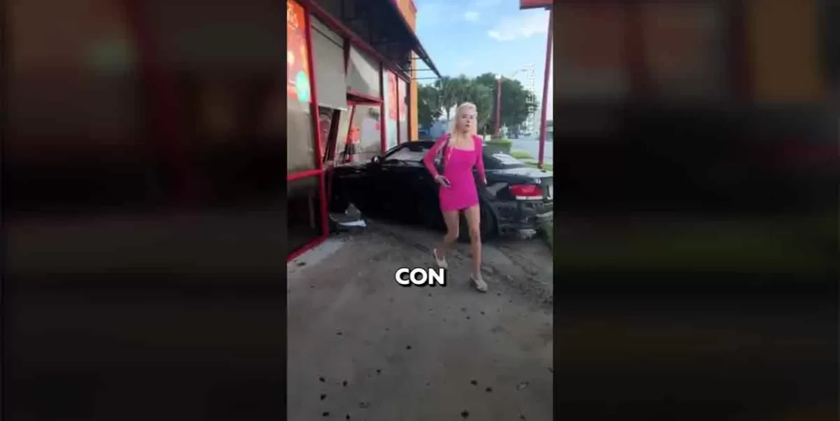 Barbie humana huye tras chocar su BMW contra un restaurante