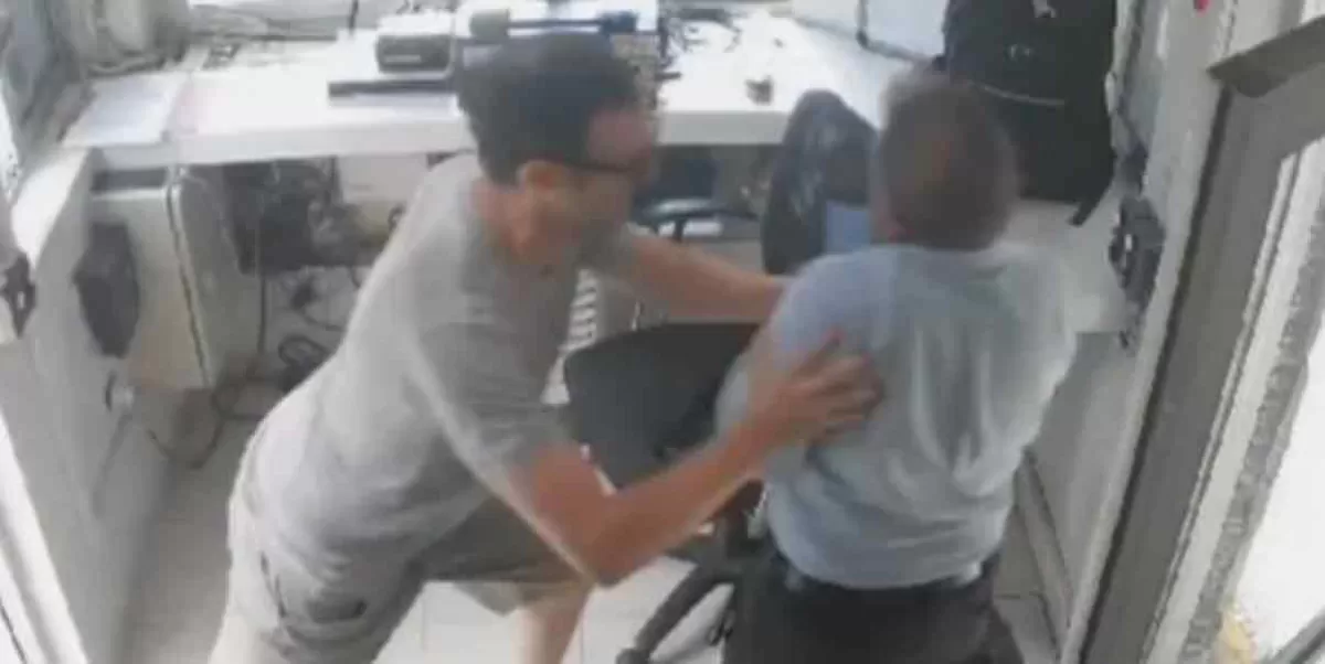 Cámaras de seguridad captan cuando un sujeto golpea a vigilantes de un fraccionamiento