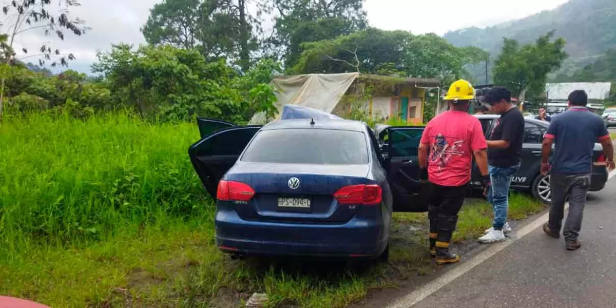 Resultaron heridas dos mujeres al estrellarse en carretera de Huauchinango