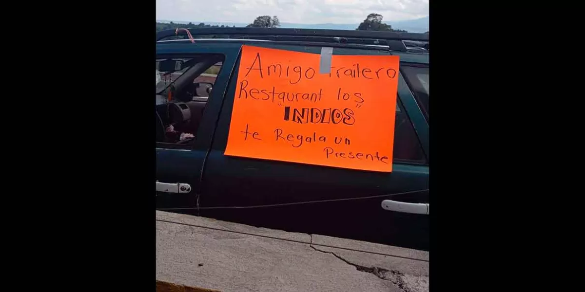 Pobladores de Tlahuapan se solidarizan con transportistas varados en la México-Puebla y ofrecen comida