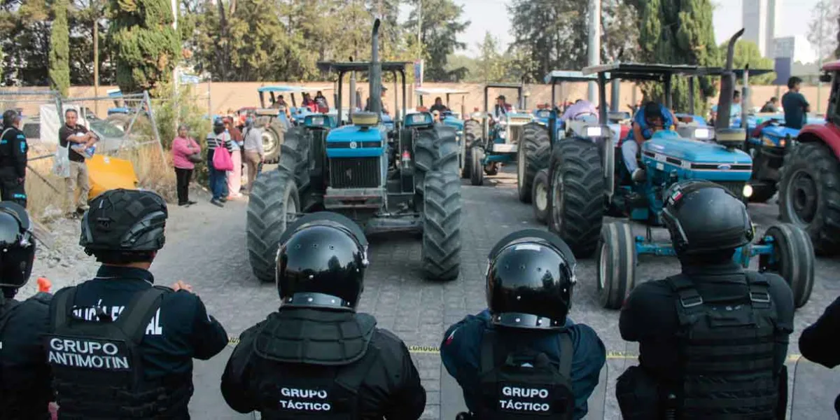 Campesinos exigen devolución de impuestos; bloquean la autopista Puebla-Orizaba