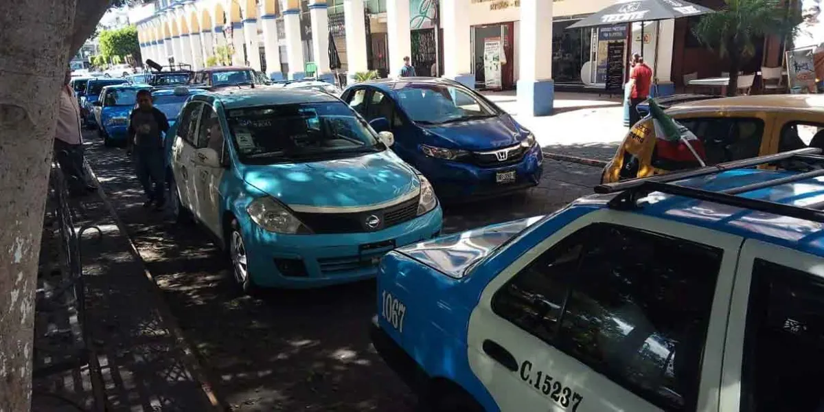 Taxistas de Tehuacán bloquean avenidas contra aplicaciones de transporte