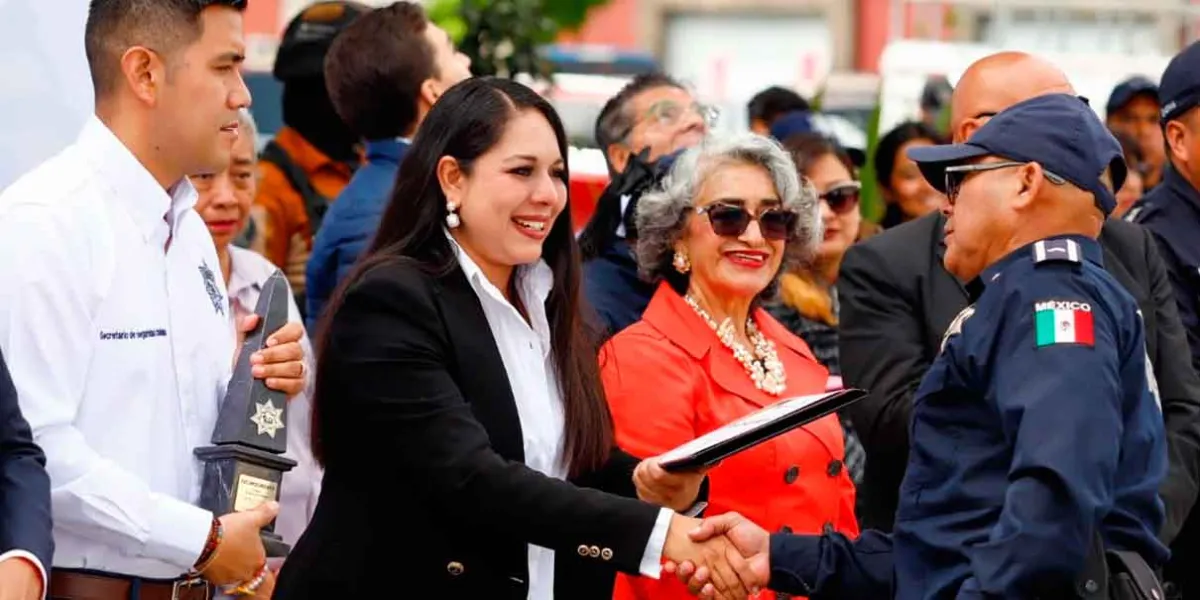 Tonantzin Fernández encabeza histórico reconocimiento a policías jubilados por 30 años de servicio en Cholula