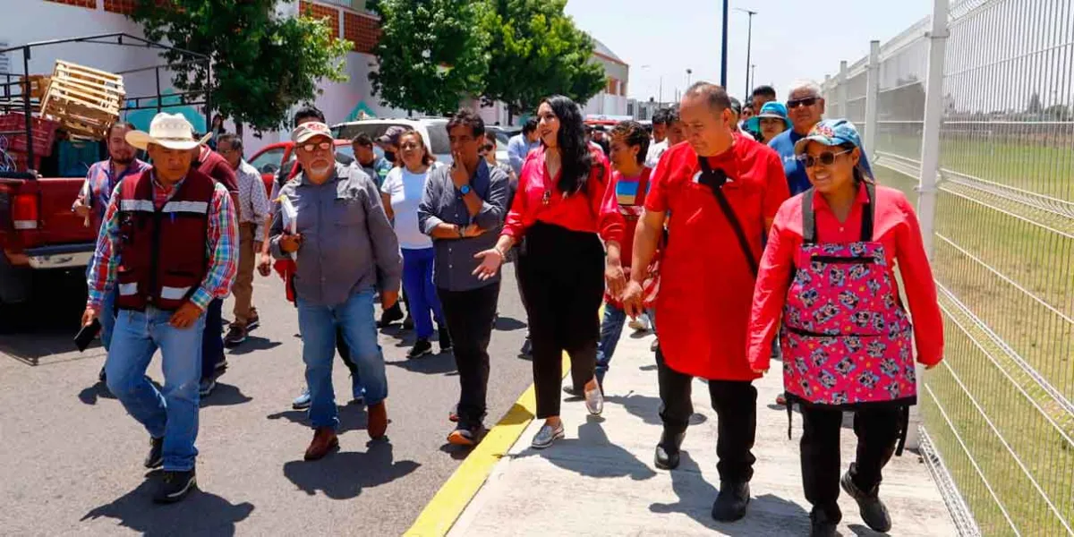Tonantzin Fernández escucha y dialoga con comerciantes del Tianguis Xixitla