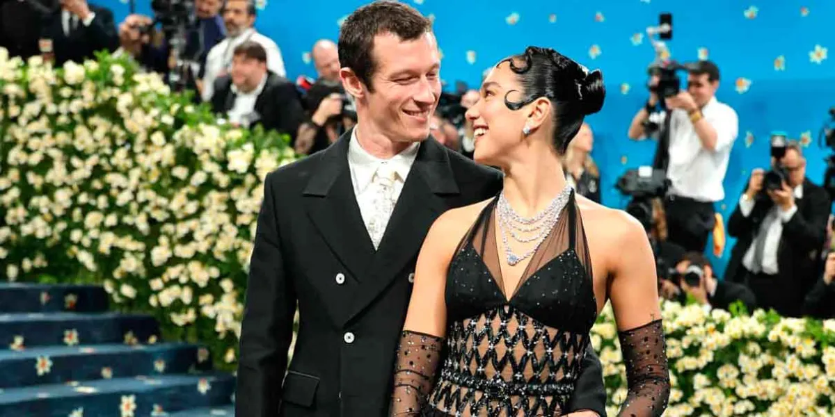 Dua Lipa confirma su compromiso con el actor Callum Turner