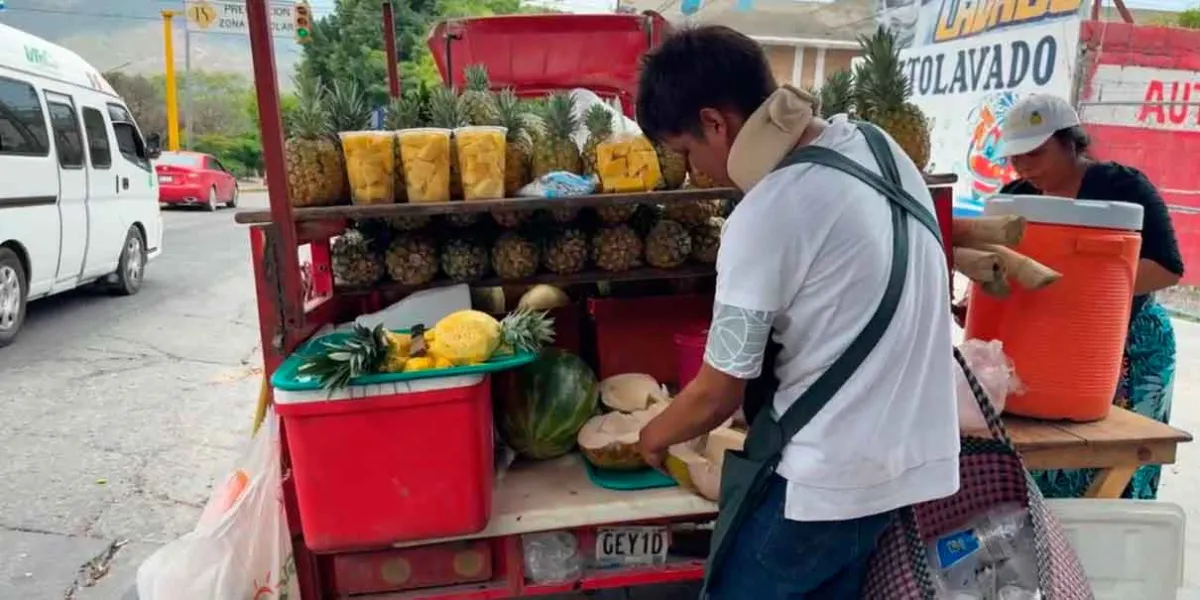 "El Piñas" regresa con dignidad a su puesto de frutas en Tehuacán