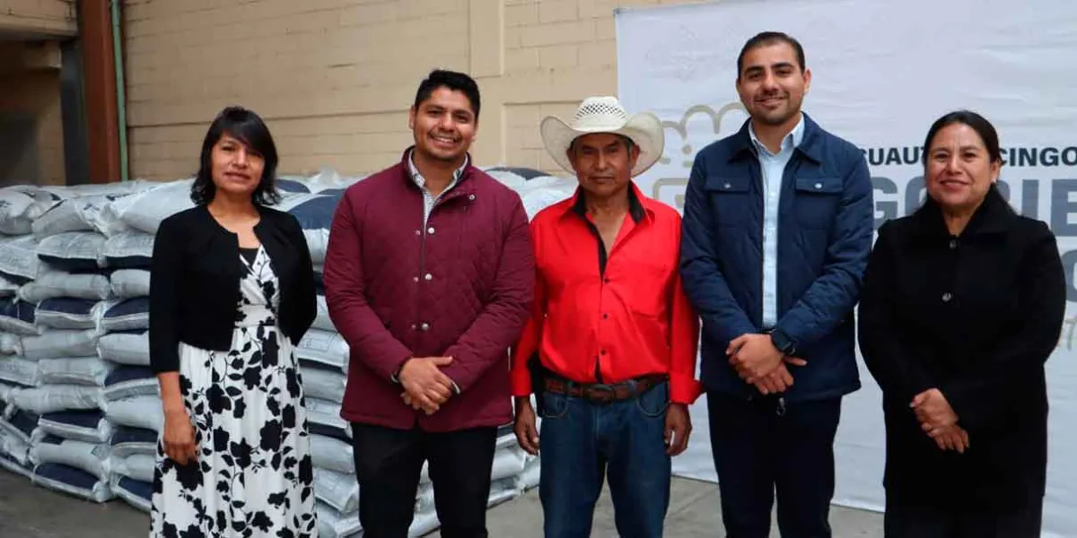 Entrega Omar Muñoz fertilizante a productores de San Lorenzo Almecatla