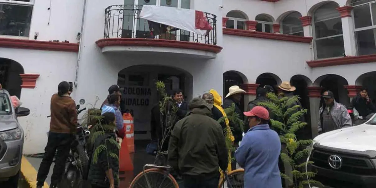 Habitantes de Nealtican toman presidencia para exigir fin a concesiones hídricas