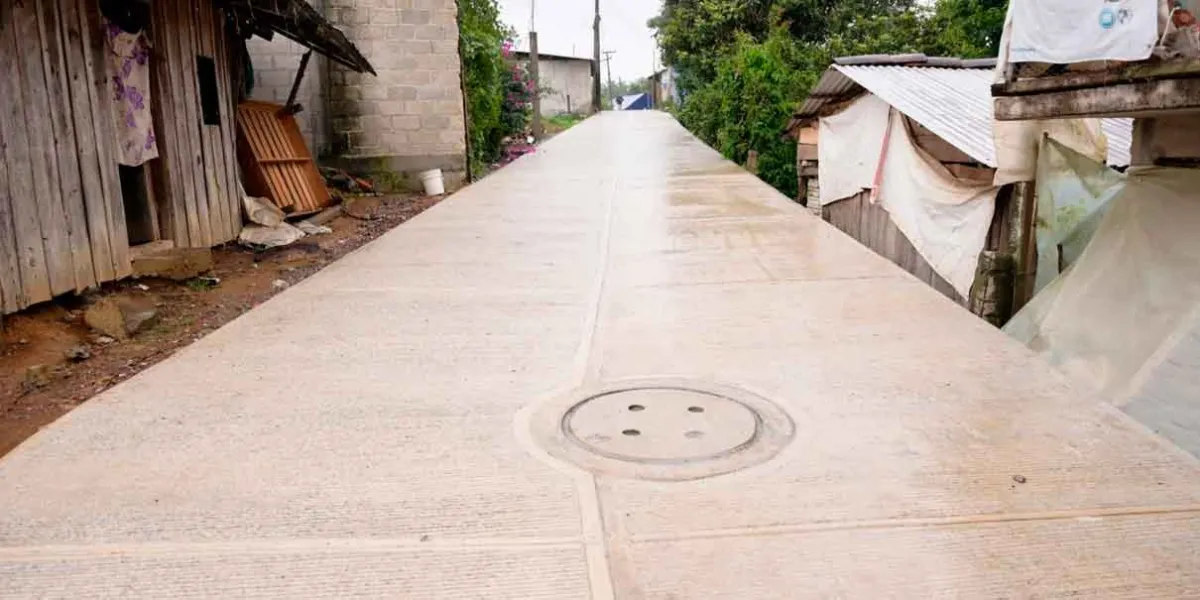  Rogelio López entregó calle pavimentada en junta auxiliar de Huauchinango