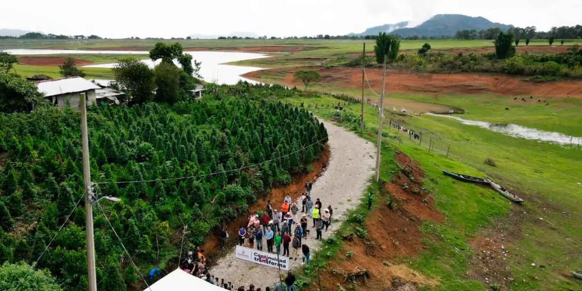 Puntual Entregan obra de mejoramiento del camino al Barrio La Mesita, en Huauchinango