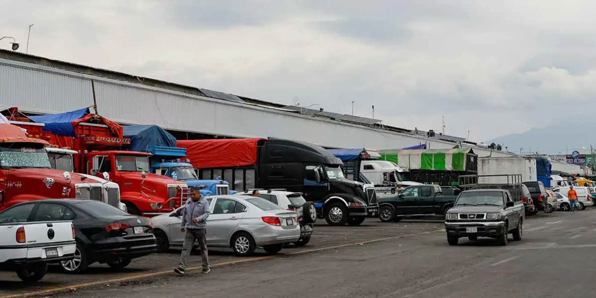 Rechazan comerciantes proyecto de barda perimetral en la Central de Abastos de Puebla