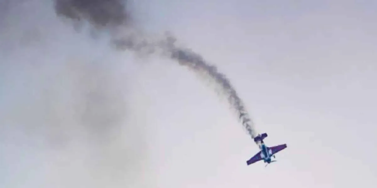 Avioneta se estrella en autopista de Italia: mueren dos personas y el fuego envuelve a automóviles