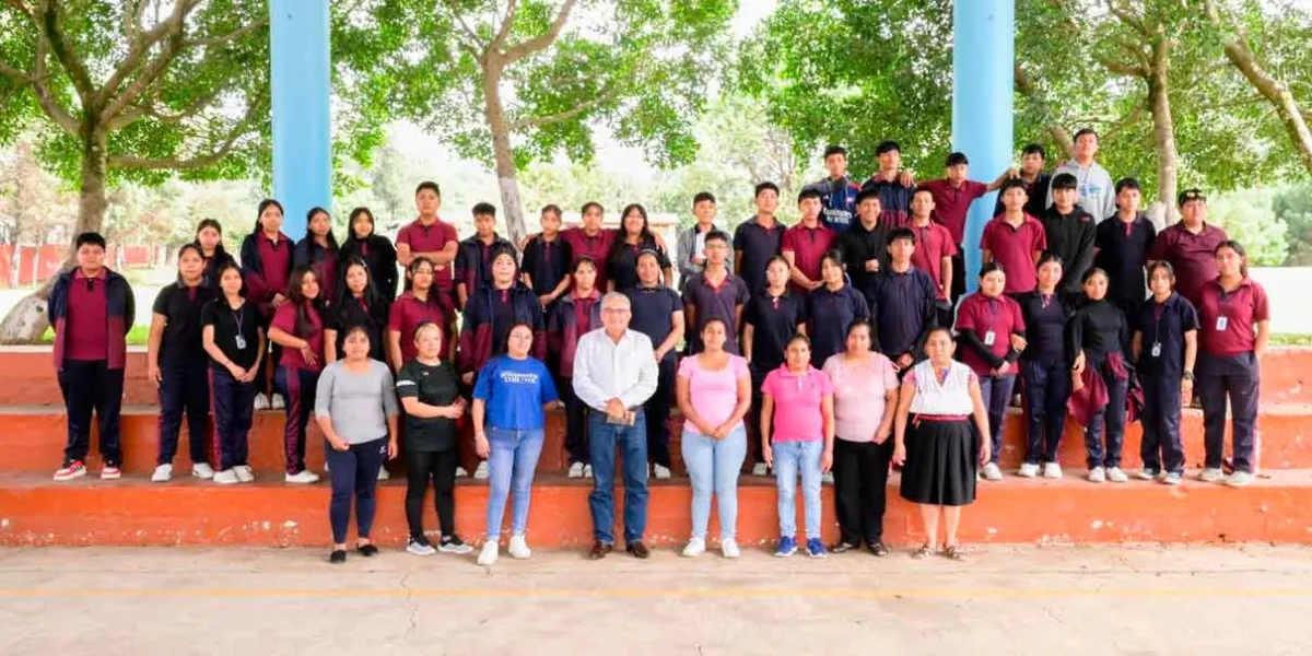  Rogelio López estuvo presente en graduaciones en planteles de Huauchinango