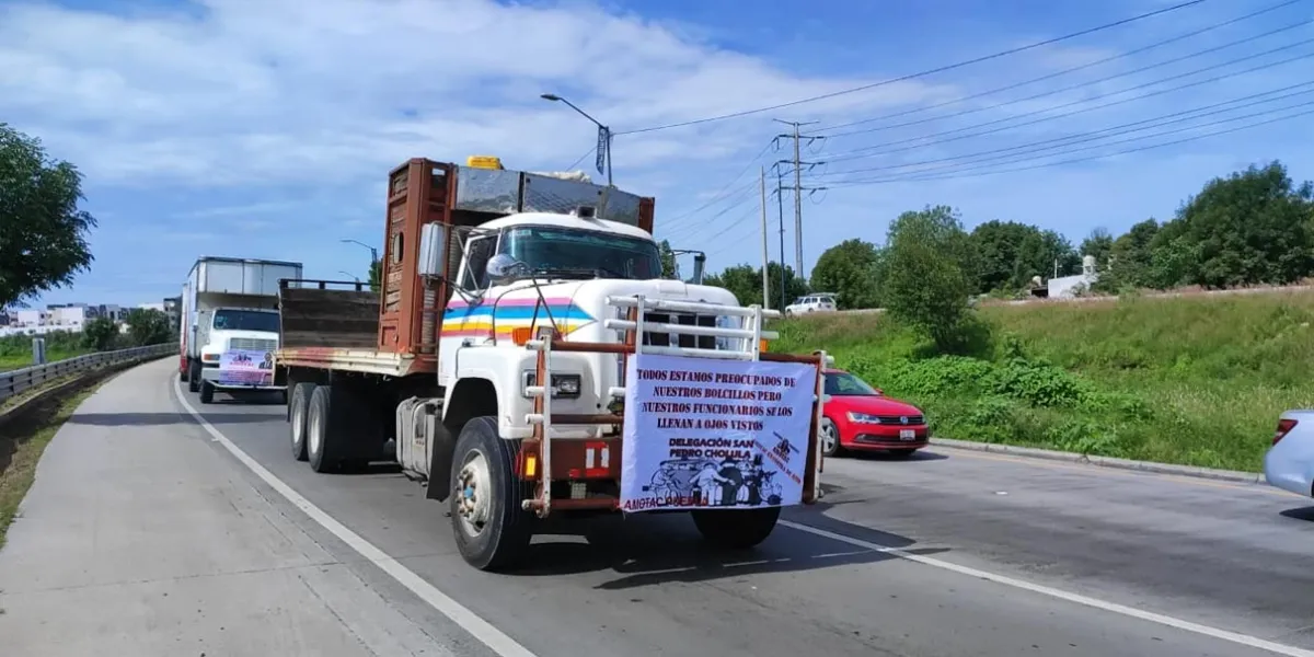 Transportistas bloquean autopistas y carreteras federales de Puebla