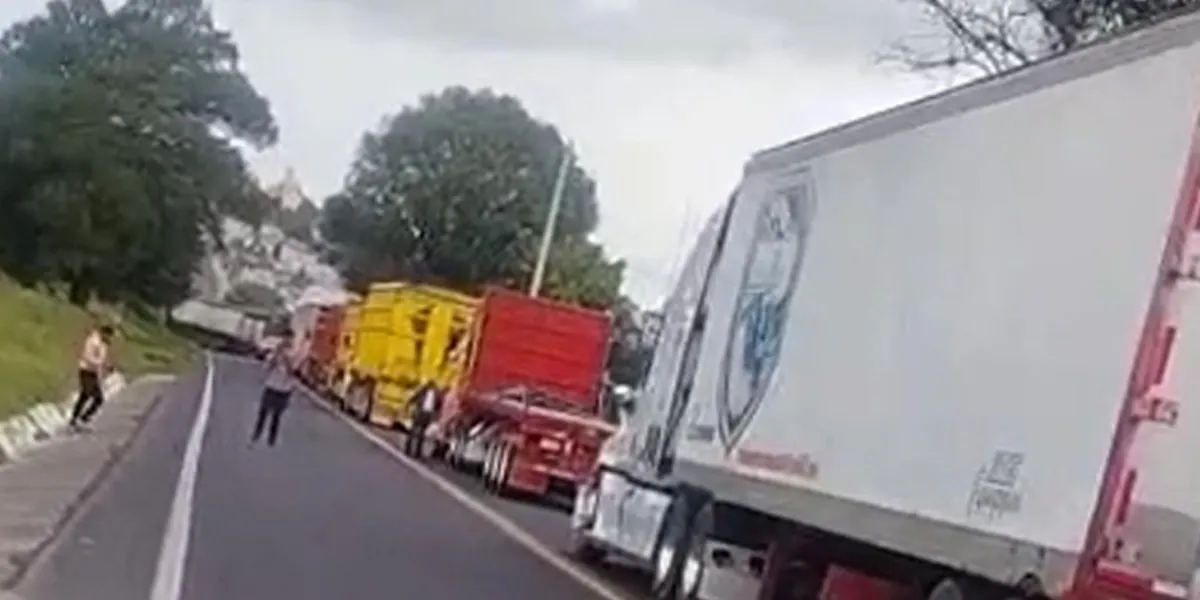 Transportistas cierran carreteras en Acatzingo y El Seco en protesta por inseguridad