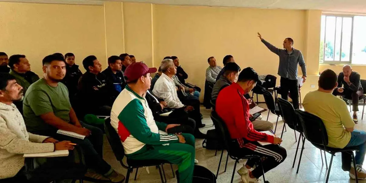 -El rector José Luis Sánchez Solá presentó a los maestros encargados de la guía.