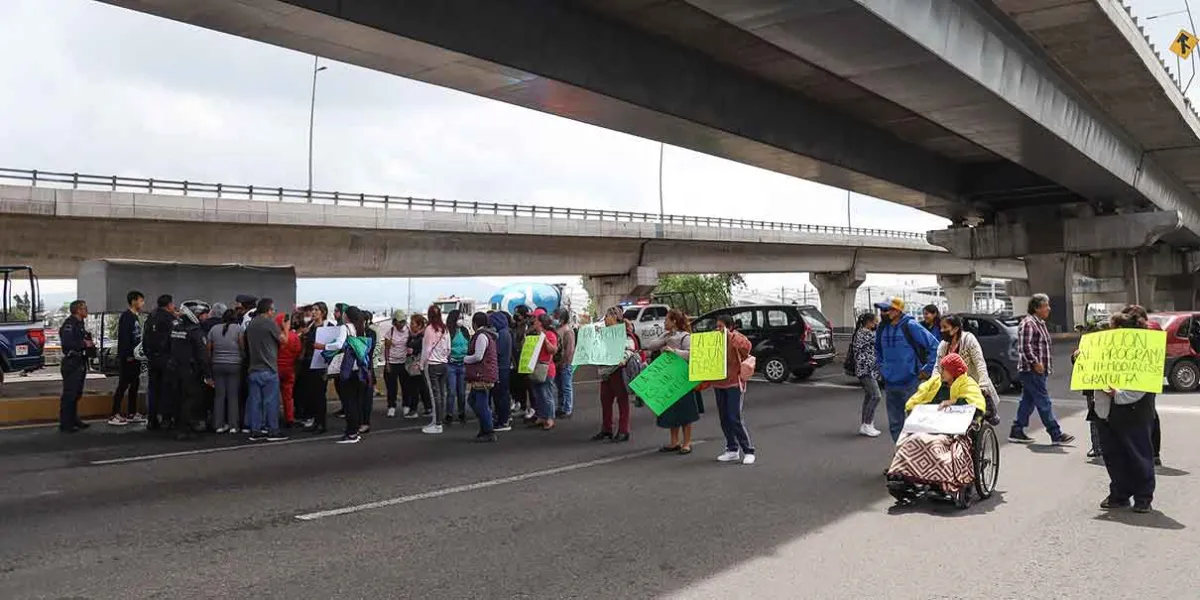 Bloqueos en la México-Puebla por crisis en servicios de hemodiálisis en hospitales públicos