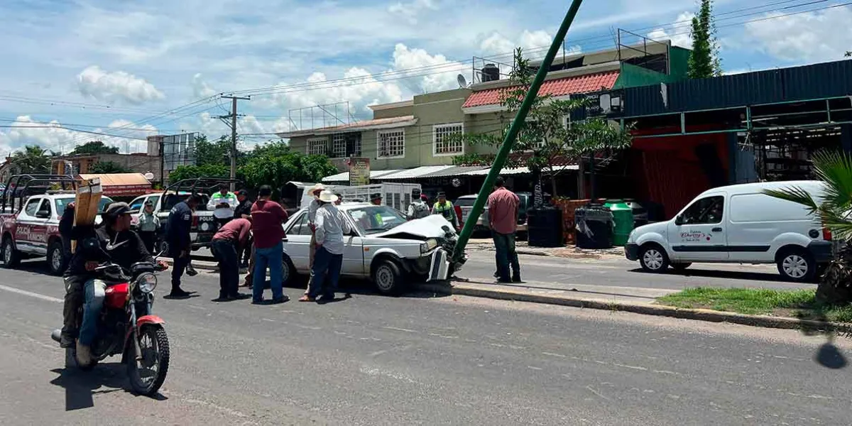 Accidente en Izúcar: conductor en estado de ebriedad choca contra poste de alumbrado