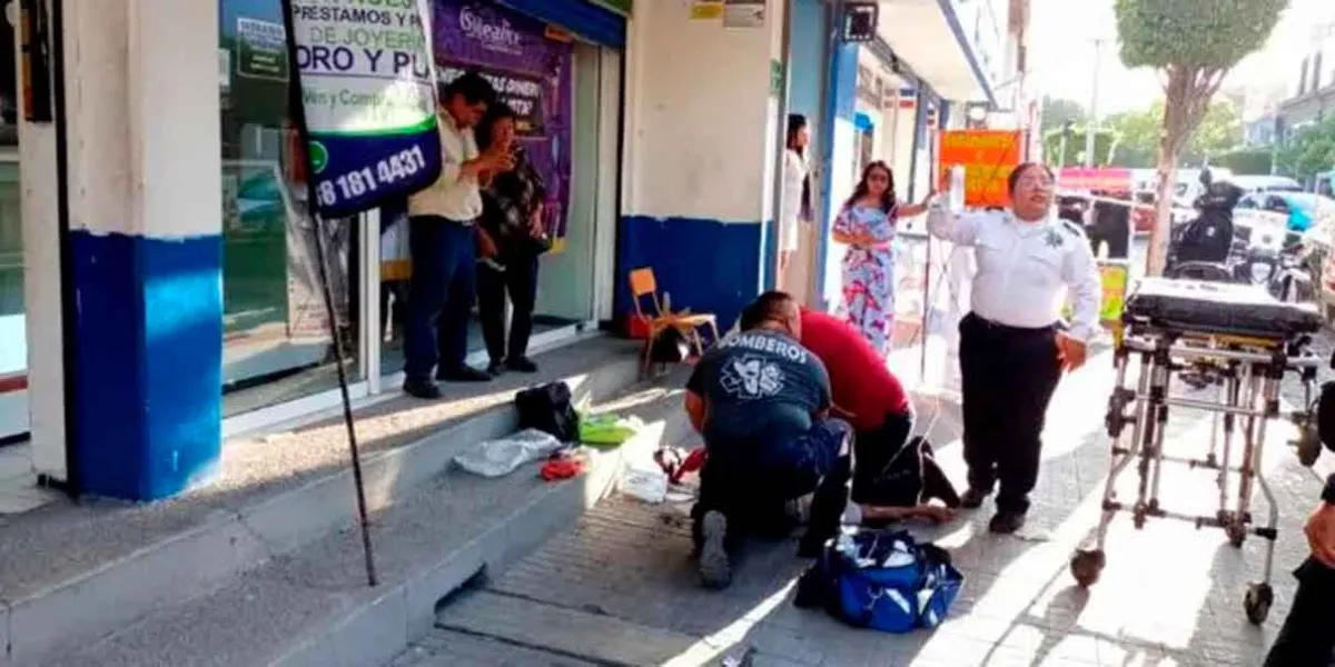 Paramédicos y agente de tránsito salvan la vida de un hombre tras paro cardiopulmonar en Tehuacán
