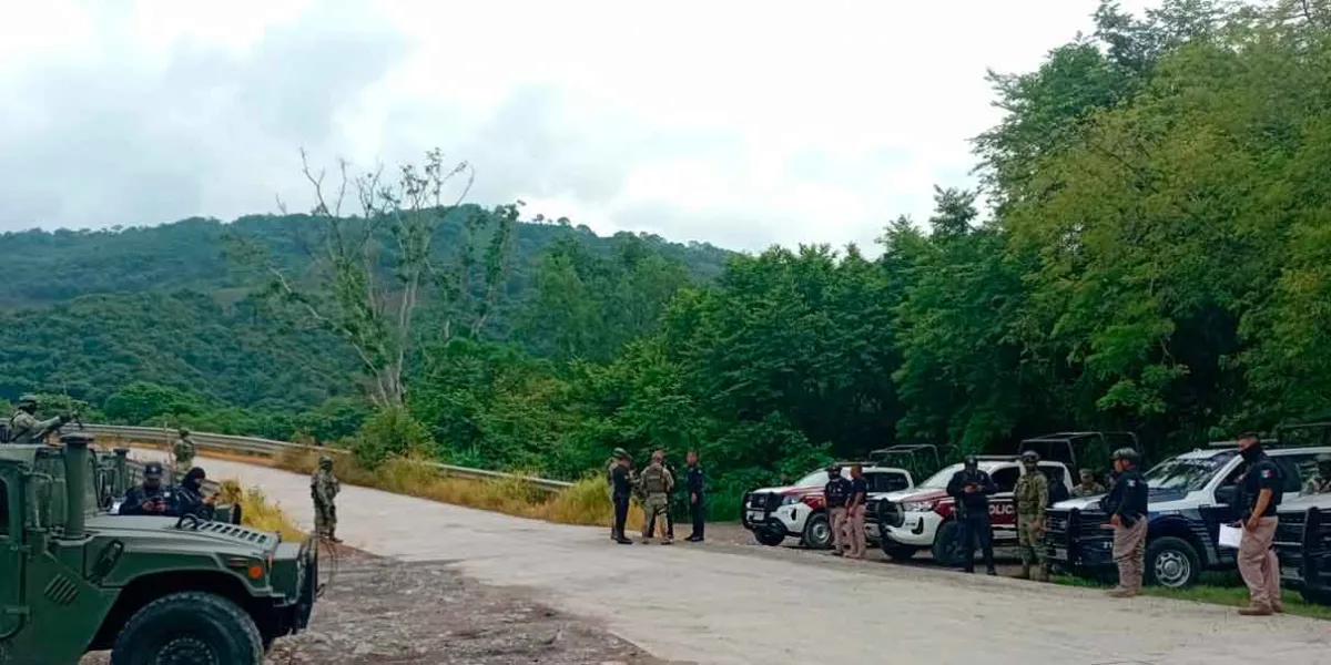 Abandonan camioneta cargada con armamento en Xicotepec