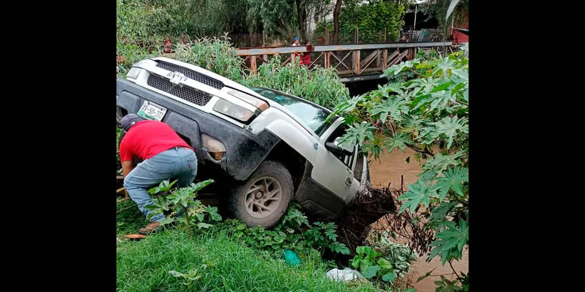 Evitan caída de camioneta al río Atoyac en Texmelucan; comerciantes y bomberos colaboran en el rescate