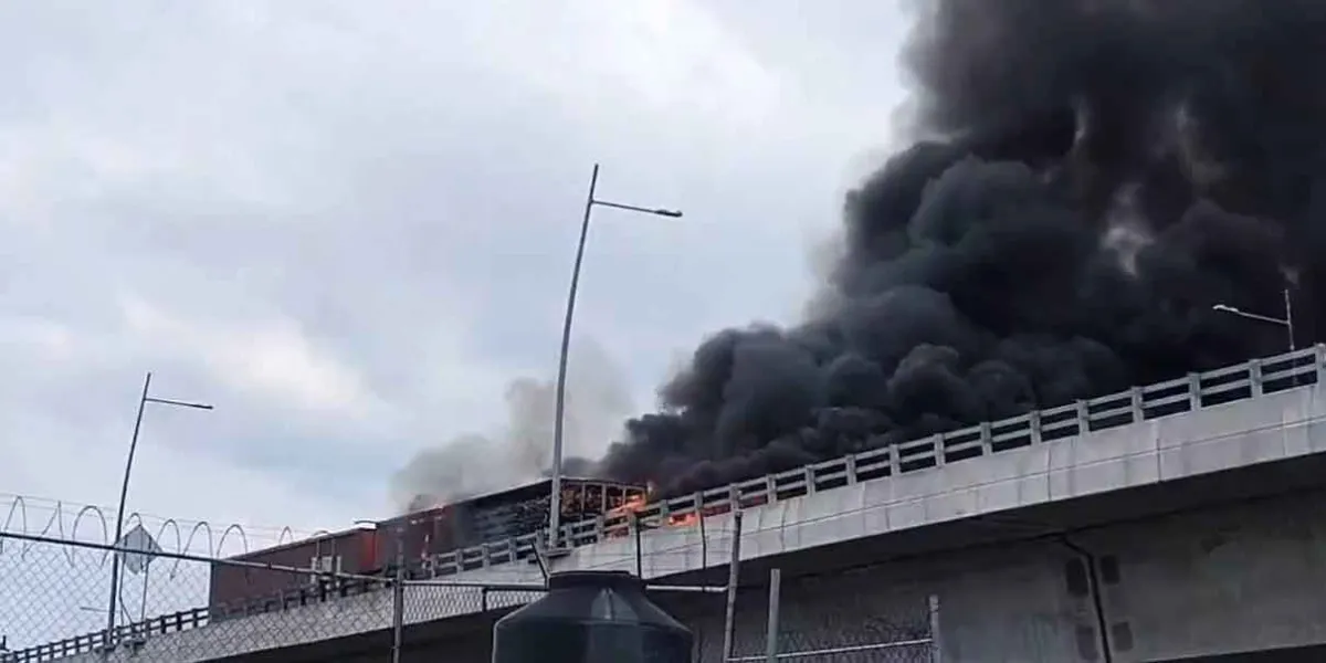 Tráiler cae desde el segundo piso en la México-Puebla; al menos 3 muertos