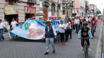 Para frenar distribución de libros de texto, Frente por la Familia se manifiesta en Puebla