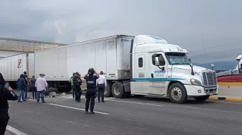 Tras expropiación, ejidatarios de Tlahuapan bloquean autopista para exigir indemnización