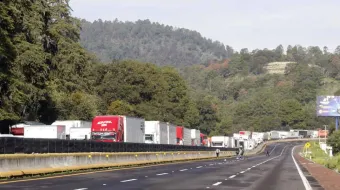 Casi 48 horas bloqueada la México-Puebla; se pagará lo justo, no lo que piden ejidatarios: Obrador