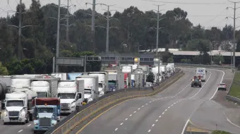 Rateros aprovechan bloqueo para asaltar a conductores en la México-Puebla