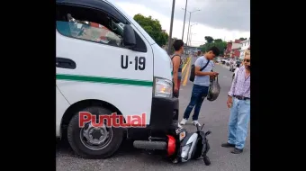 Colisión en la estatal 141 de Xicotepec: motoneta y colectiva causan cierre parcial del carril 