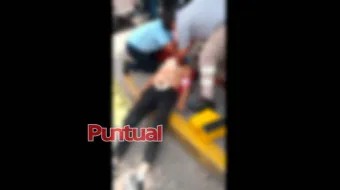 Accidente en centro de Texmelucan deja dos heridos; motociclista impacta contra pipa