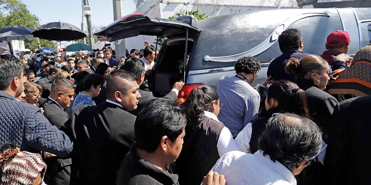 Último adiós a Miguel Barbosa en Tehuacán; el arzobispo Víctor Sánchez encabezó ceremonia