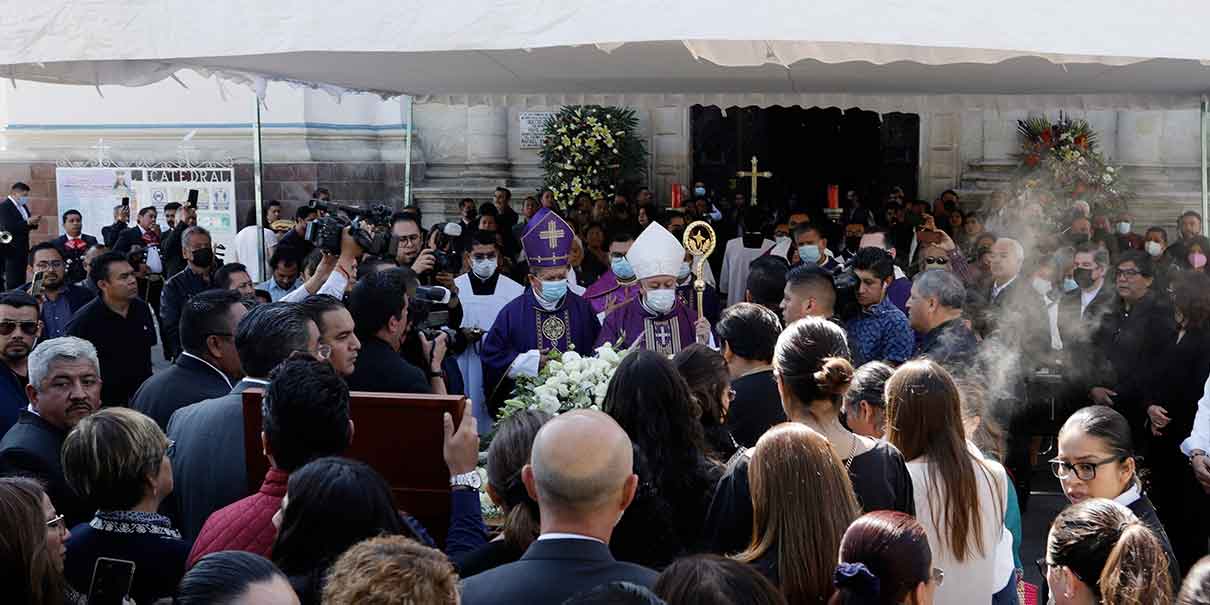 Último adiós a Miguel Barbosa en Tehuacán; el arzobispo Víctor Sánchez encabezó ceremonia