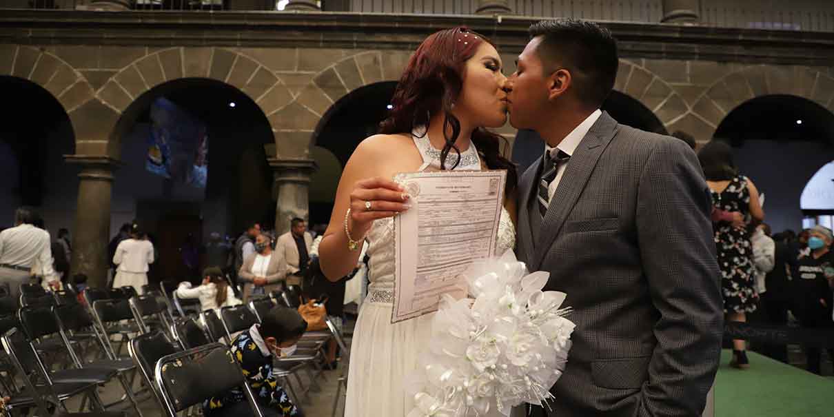 134 parejas se casaron teniendo al gobernador de Puebla como testigo de honor