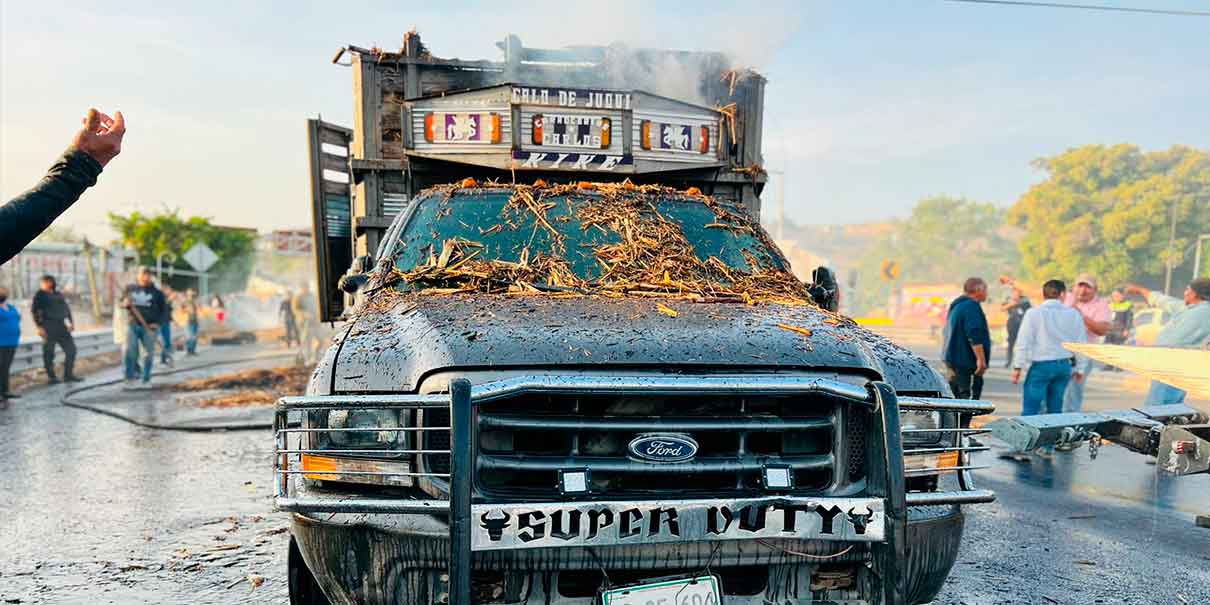 A cubetazos y mangueras apagan camioneta incendiada en la Izúcar-Cuautla