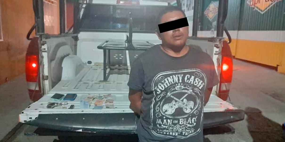 Delincuente asalt4 con pistol4 a trabajadores de pizzería en Acatlán