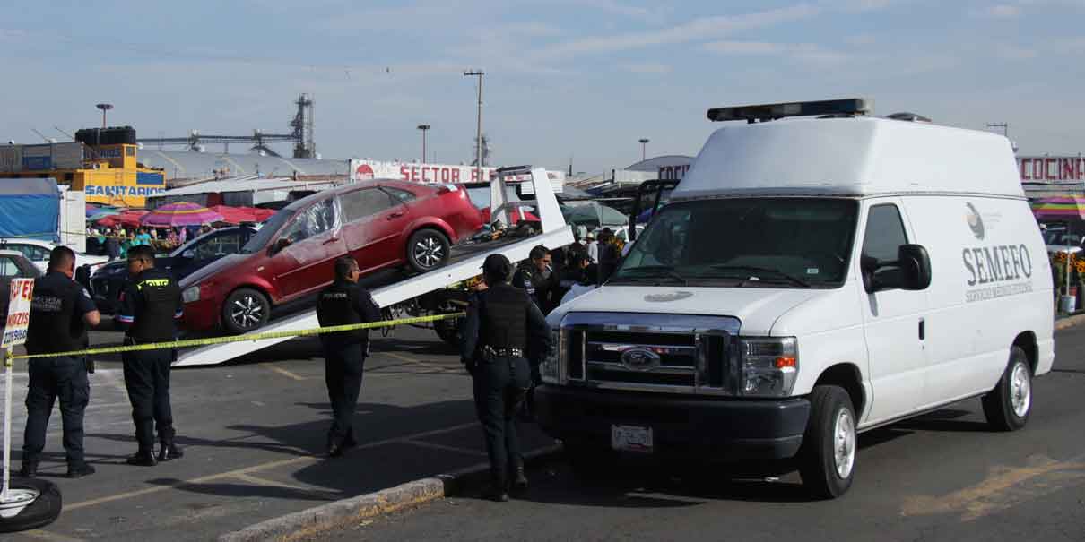 Abandonan cadáver en vehículo que era calcinado en el Mercado Hidalgo