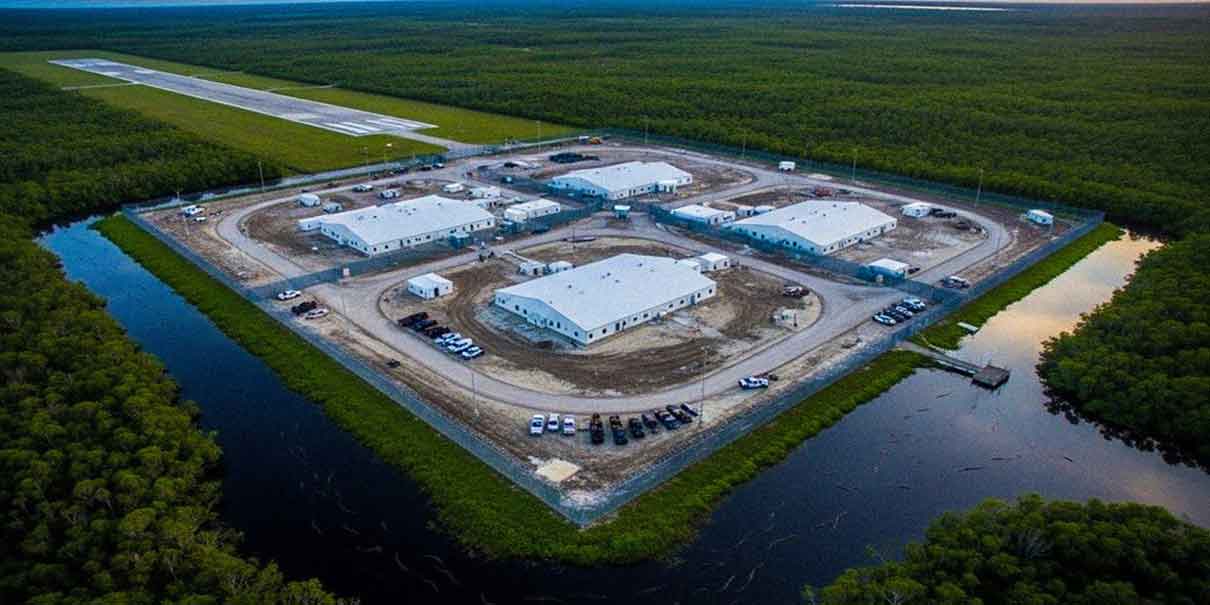 Trump inaugura centro de detención rodeado de caimanes