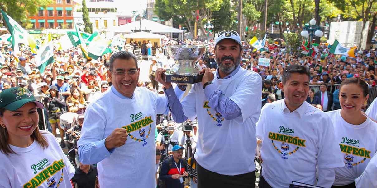 Apoteósico recibimiento a los Pericos de Puebla campeones