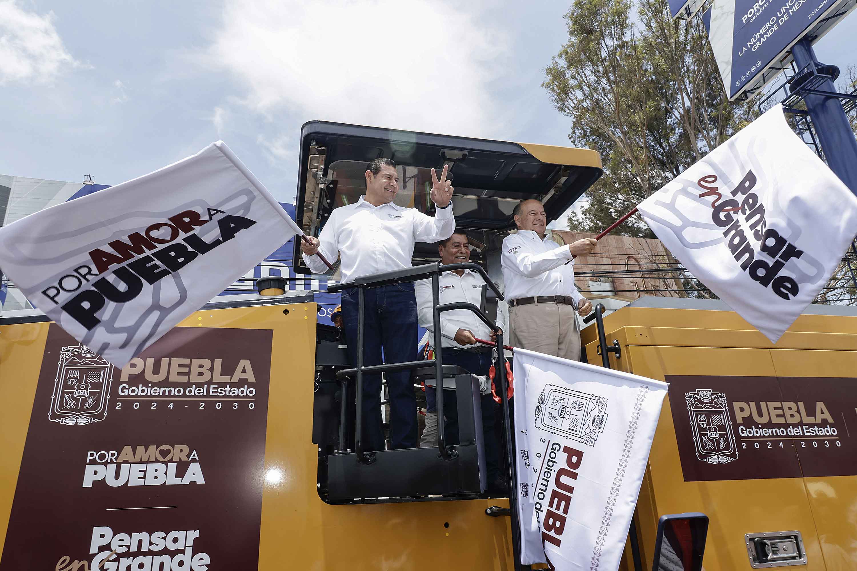 Arranca rehabilitación de la carretera Totimehuacan–San Baltazar Tetela con apoyo de PEMEX