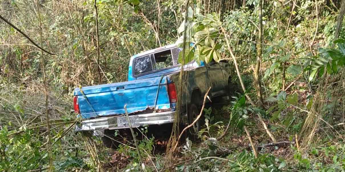 Cae vehículo en un barranco tras salir de la vía Pachuca-Tuxpan