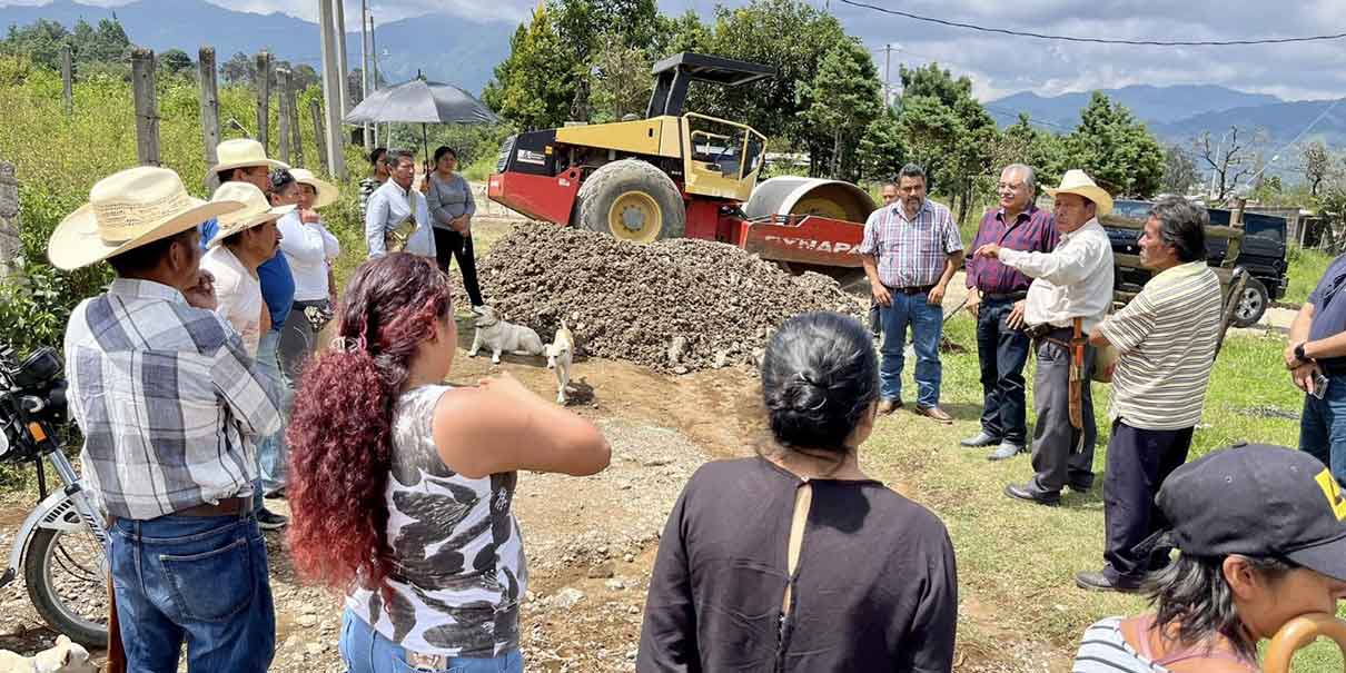 Amplían trabajos de rehabilitación de calles en colonia de Huauchinango